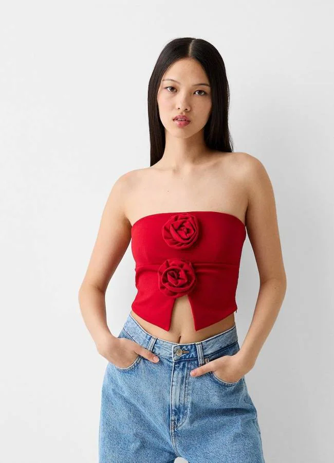 Top palabra de honor con detalle de flores en relieve