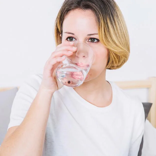 Beber la suficiente agua ralentiza el envejecimiento. 