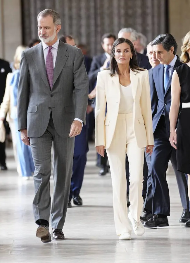 Los reyes han inaugurado la exposición «Felipe VI: una década de la historia de la Corona de España». / LIMITED PICTURES