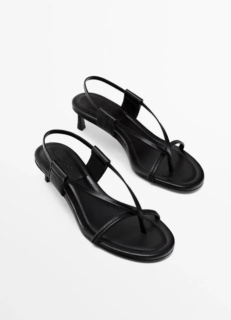 Sandalias negras de Massimo Dutti (89,99 euros)