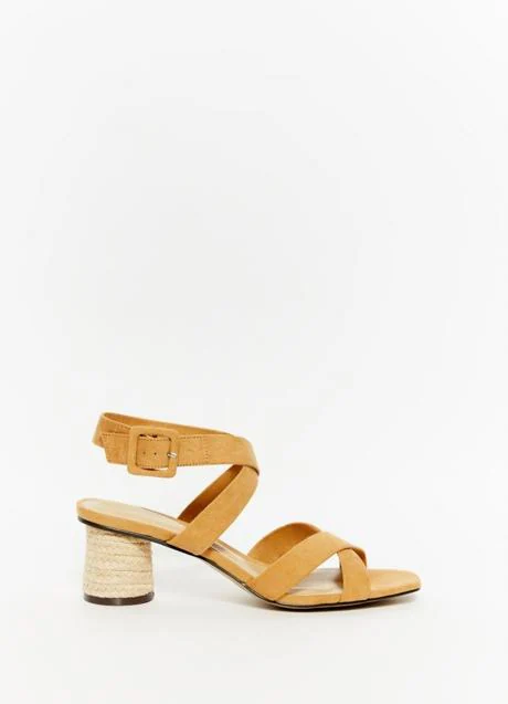 Sandalias de ante de Sfera (25,95 euros)
