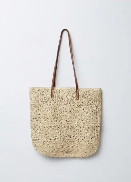 Bolso de rafia de Sfera (17,99 euros)