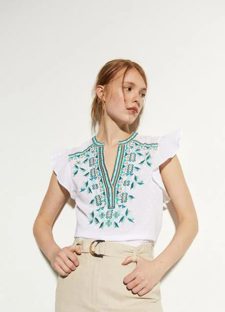Blusa con bordados de Sfera (17,99 euros)