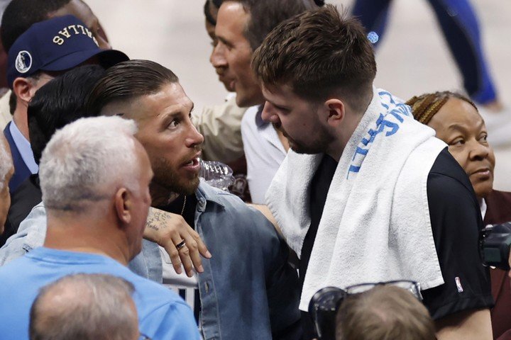 Doncic saluda a Sergio Ramos Garcia tras llevar al triunfo a Dallas ante Boston. Foto EFE/EPA/Adam Davis