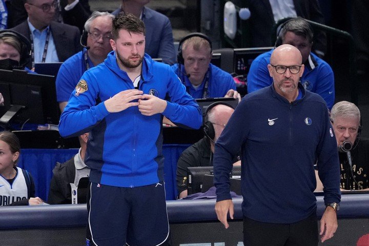 Jason Kidd, técnico de Dallas, pudo hacer descansar a Doncic en el cierre del juego gracoas a la ventaja que lograron los Mavericks. Foto AP Photo/Julio Cortez