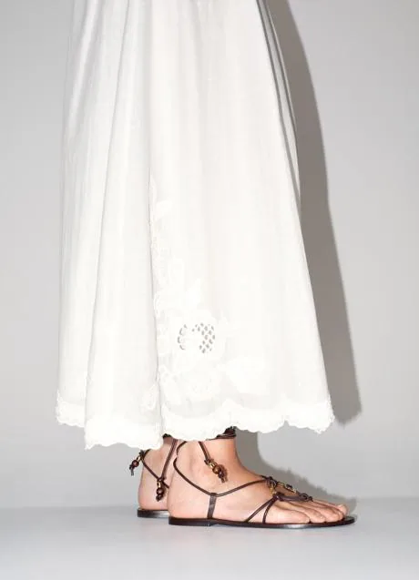 Falda blanca de Zara (49,99 euros)