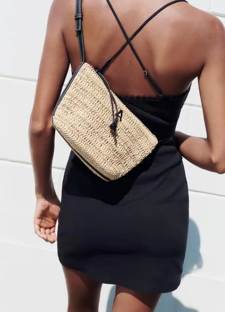 Bolso de rafia de Zara (22,99 euros)