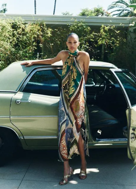 Vestido con escote halter de Zara (35,99 euros)