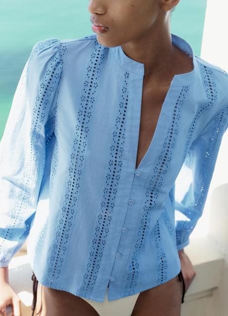 Blusa azul de Zara (25,99 euros)