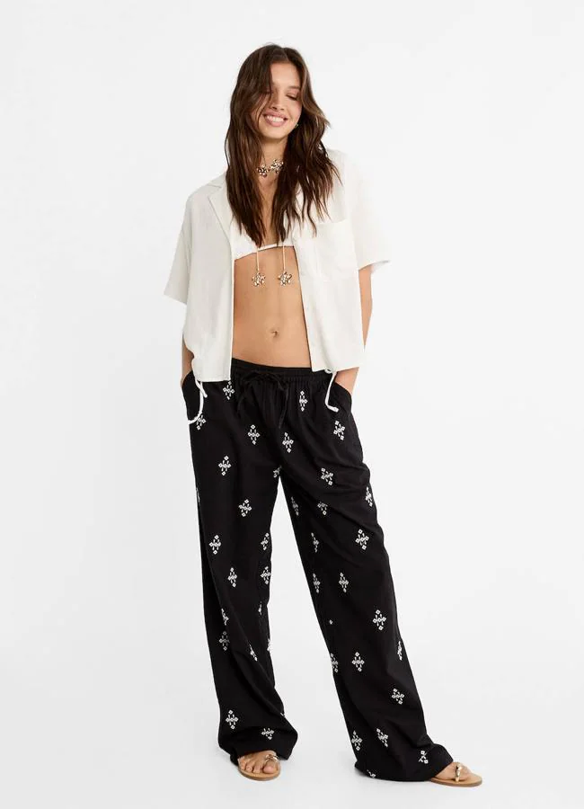 Pantalones fluidos negros con bordados