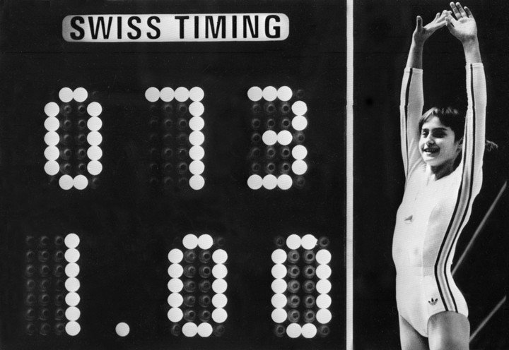 Nadia Comaneci celebra tras conseguir la puntuación perfecta en la prueba de barras asimétricas de los Juegos Olímpicos de Montreal 1976. Foto: AFP.