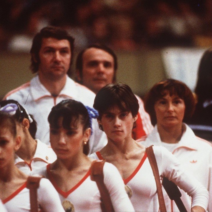 Béla y Martha Károlyi con las integrantes del equipo rumano de gimnasia durante los Juegos Olímpicos de Moscú 1980.