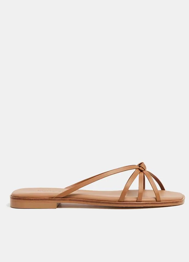 Sandalia marrón de Flattered.