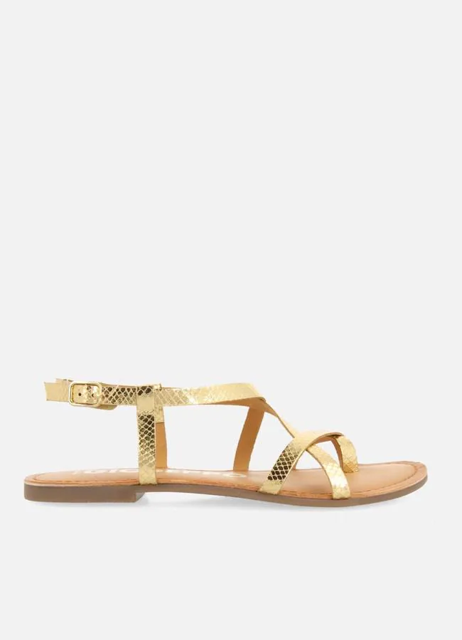 Sandalia dorada de Gioseppo.