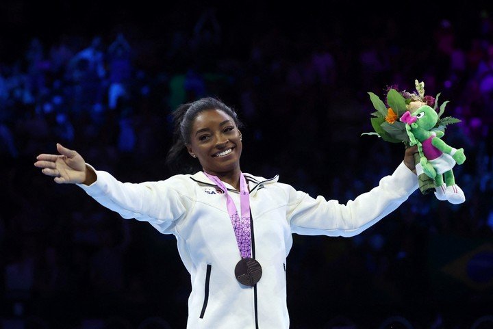 Simone Biles en Bélgica, el año pasado, con una de sus medallas de oro. Foto REUTERS/Yves Herman