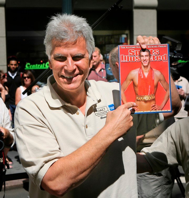 Mark Spitz con la tapa de Phelps cuando rompió su récord. Foto: archivo.