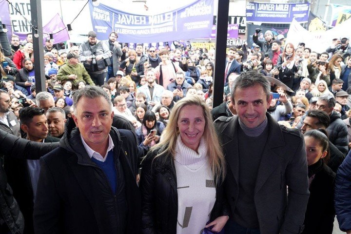 Conurbano. Karina Milei junto a Martín Menem y a Sebastián Pareja, el armador en la Provincia.