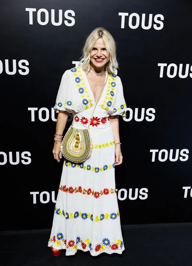 Eugenia Martínez de Irujo con un vestido blanco con flores bordadas de colores. / GTRES