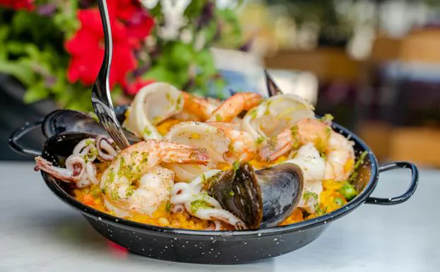 Una paella de marisco. 