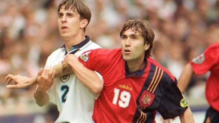 Gary Neville y Julio Salinas en España - Inglaterra dela Eurocopa 1996. (EFE)
