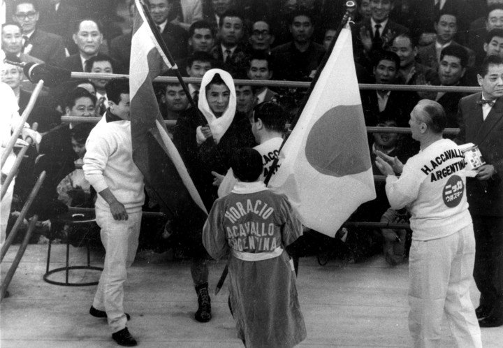 Horacio Accavallo, con una bandera japonesa, saluda a Katsuyoshi Takayama, que sostiene un pabellón argentino. Foto: Archivo Clarín.