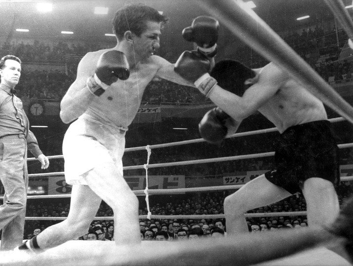 Horacio Accavallo castiga a Katsuyoshi Takayama contra las cuerdas del cuadrilátero montado en el Nippon Budokan de Tokio. Foto: Archivo Clarín.