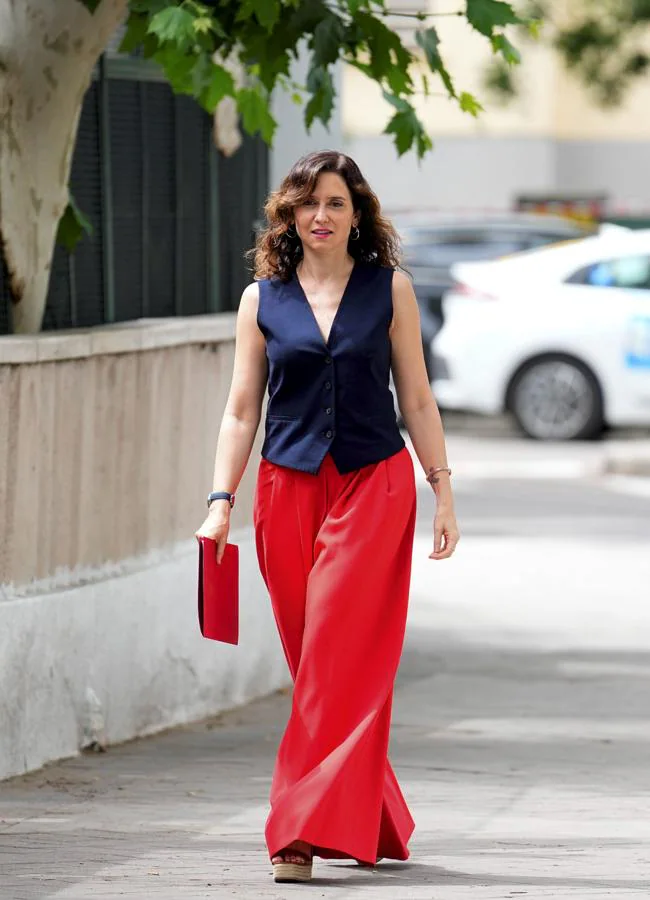 Isabel Díaz Ayuso con un look dos piezas bicolor. / GTRES