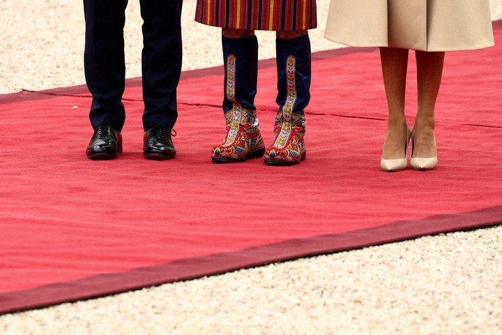 Emmanuel y Brigitte Macron, con el príncipe de Bhutan, Jigyel Ugyen Wangchuck. Foto Reuters