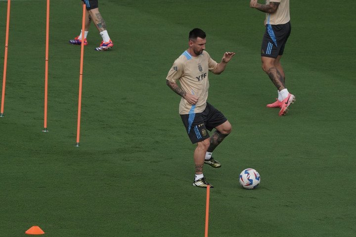 Lionel Messi, durante un entrenamiento con la Selección Argentina en la Copa América 2024. Foto: Mati Arrascoyta - Enviado especial - CLARIN 