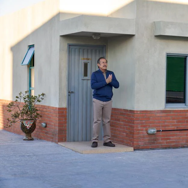 Guillermo Francella como Eliseo en la puerta de su casa, donde los inquilinos quieren construir una piscina.