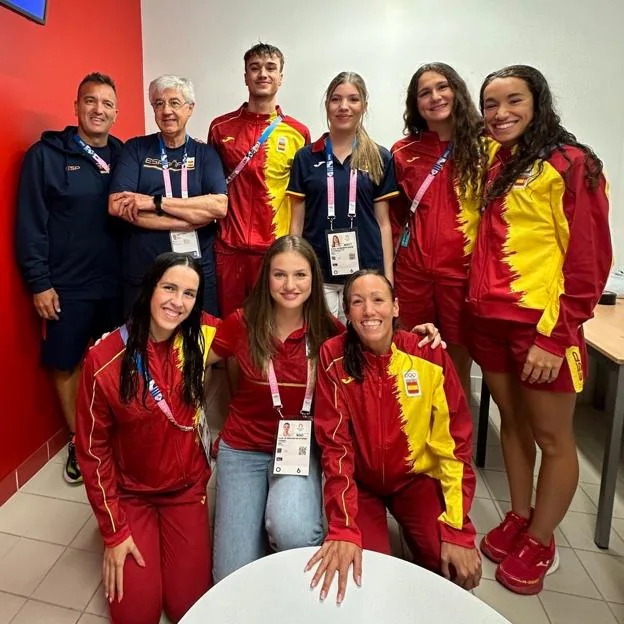 Leonor y Sofía con el equipo olímpico de natación español.
