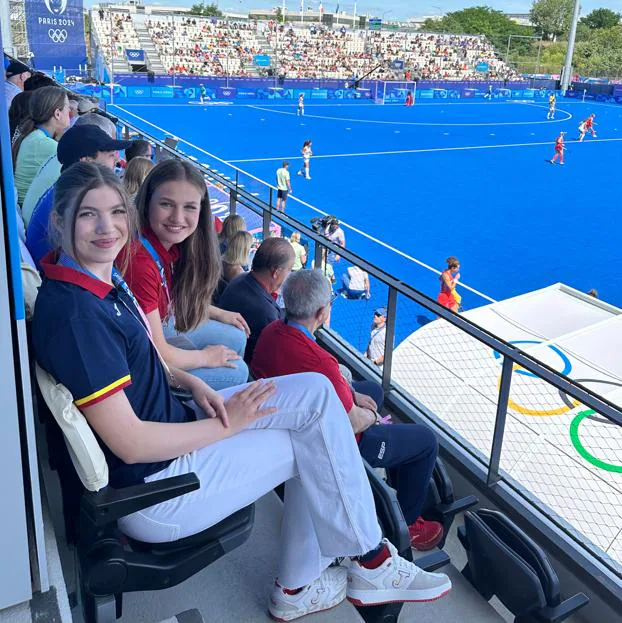 Leonor y Sofía viendo el partido de hockey.