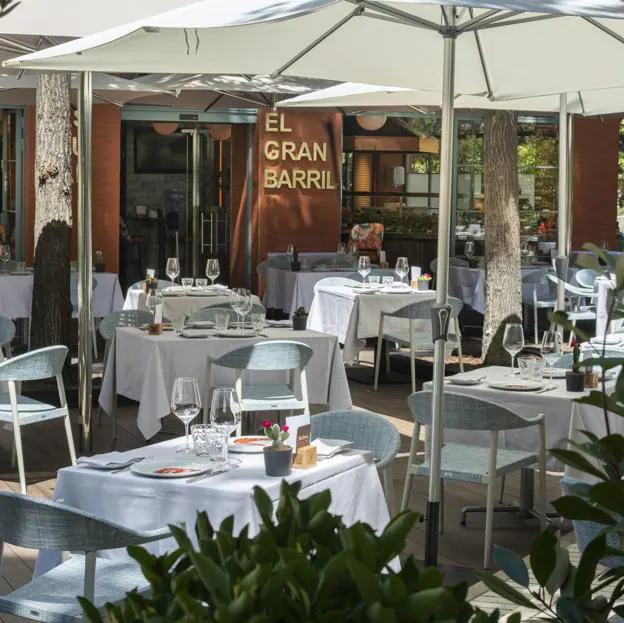 La terraza de El Gran Barril de Castellana, uno de los restaurantes en los que se pueden disfrutar los platos de las Jornadas de la Cigala del Mediterráneo.