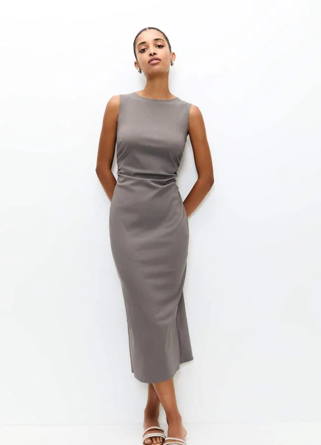 Vestido midi escote barco de Pull&Bear, 27,99 euros.