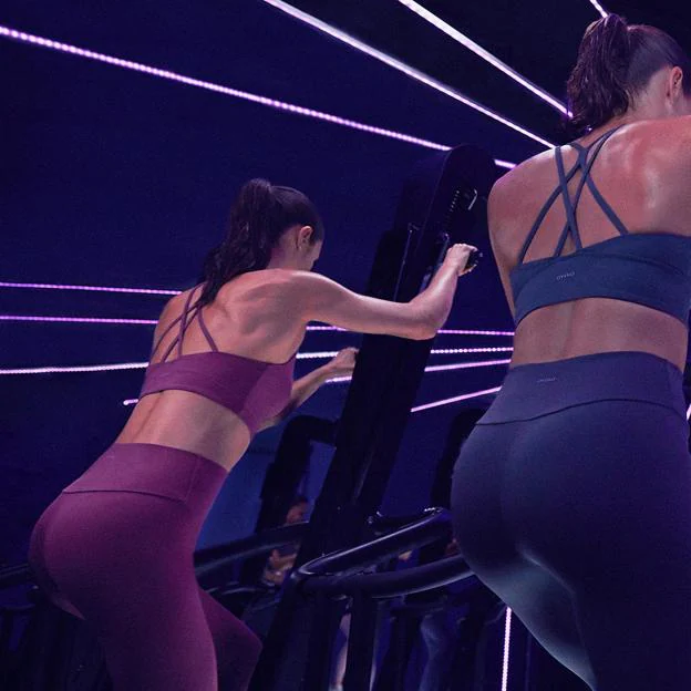 Mujeres haciendo ejercicio en un gym. 