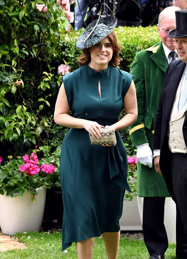 Eugenia de York, con otro look de invitada perfecto con un llamativo tocado. 