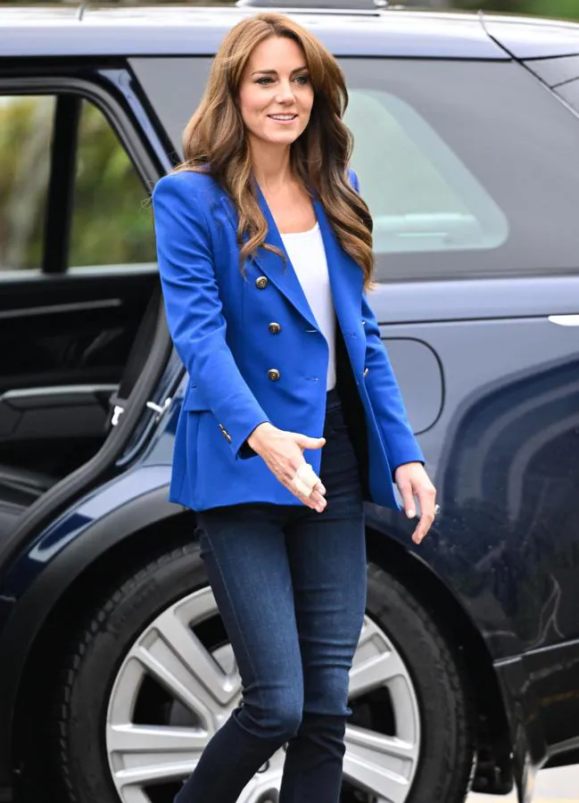 Kate Middleton en vaqueros y una blazer azul. / GTRES