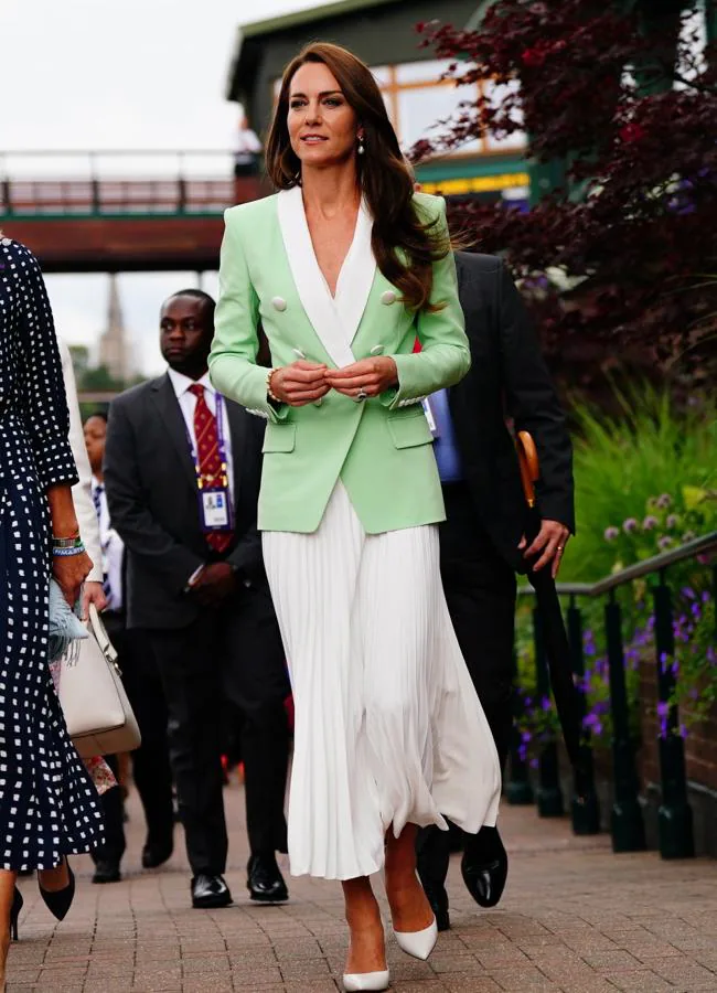 Kate Middleton con una blazer verde y una falda plisada. / GTRES