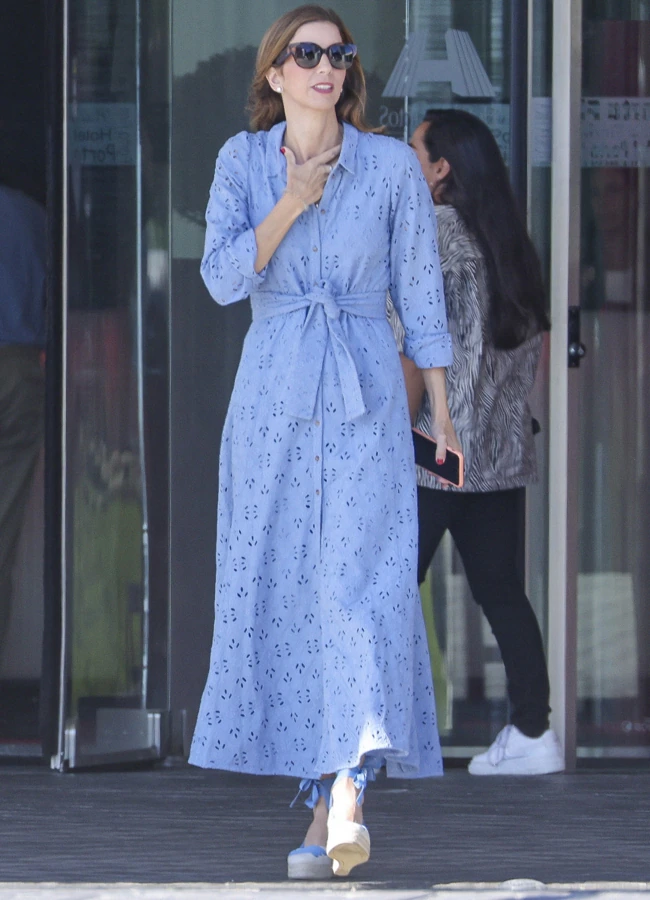 Margarita Vargas, con el look veraniego favorito de las pijas: vestido camisero y alpargatas. GTRES.