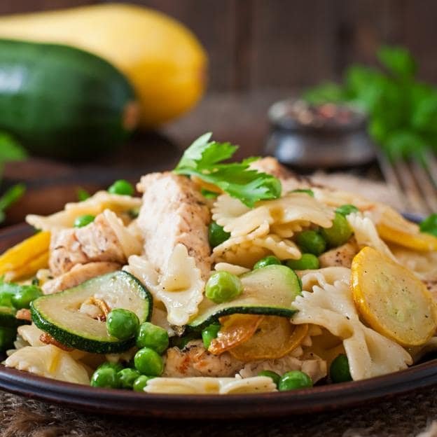 Salteado de pollo con verduras al limón. 