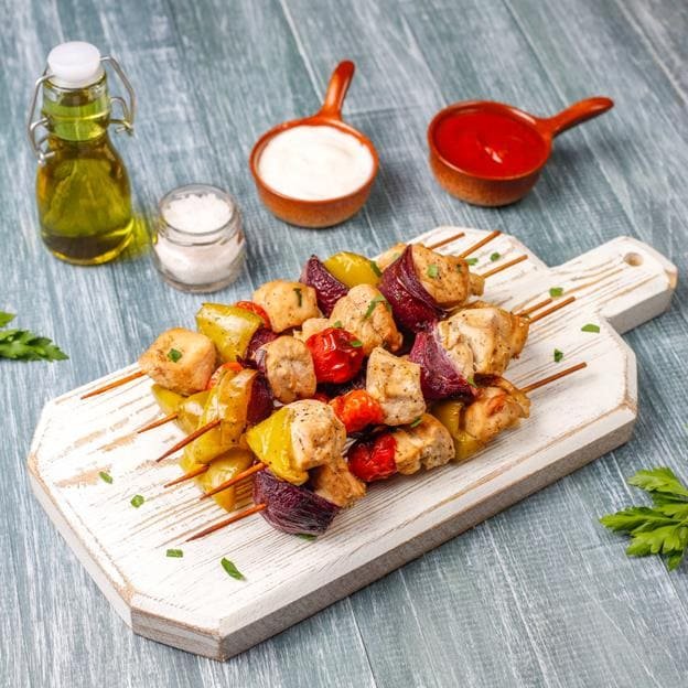 Pinchos de tofu marinado y verduras a la plancha. 