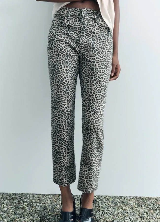 Los bootcut también están disponibles con estampado de leopardo. 