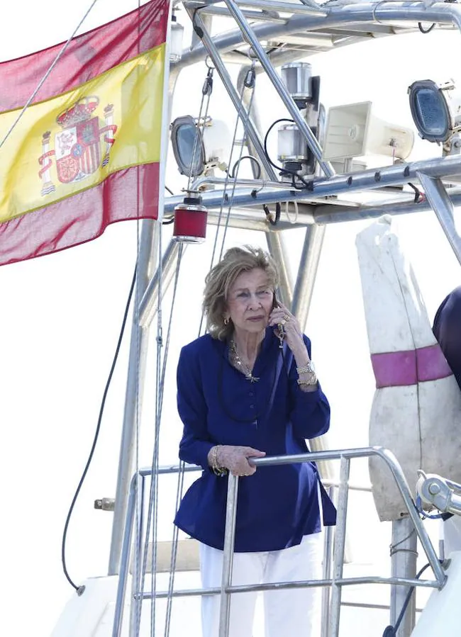 La reina Sofía con un look de estilo marinero. / LIMITED PCITURES
