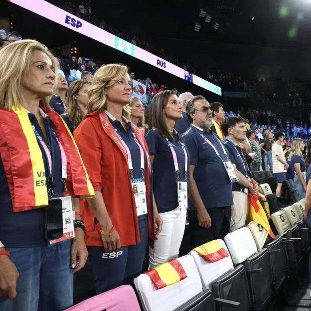 La reina Letiza, con sus pantalones vaqueros pitillo de color blanco, junto a la ministra de Deportes, Pilar Alegría. 