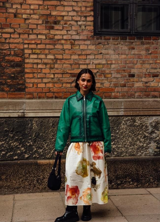 Un look con chaqueta en verde. Foto: lauchmetrics spotlight.