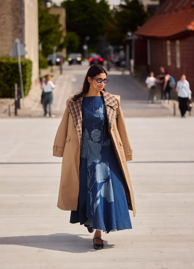 Un look con vestido en azul denim. Foto: lauchmetrics spotlight.