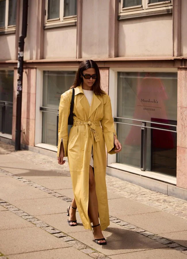 Un look con gabardina en amarillo. Foto: lauchmetrics spotlight.