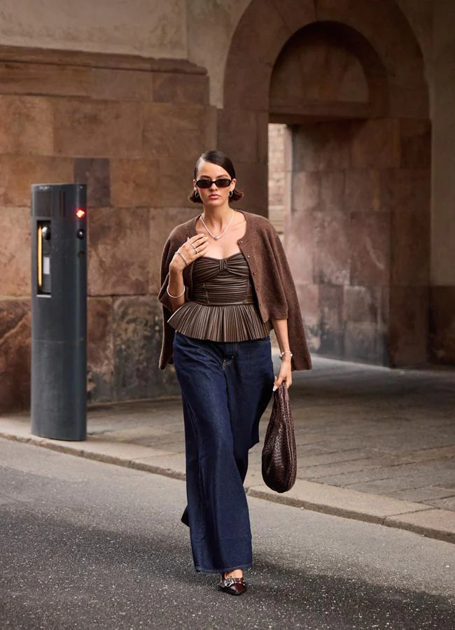 Un look con piezas en marrón chocolate. Foto: lauchmetrics spotlight.