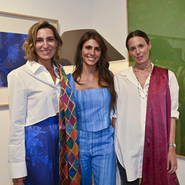 Claudia, junto a su hermana Eugenia y su hermanastra Ana. 