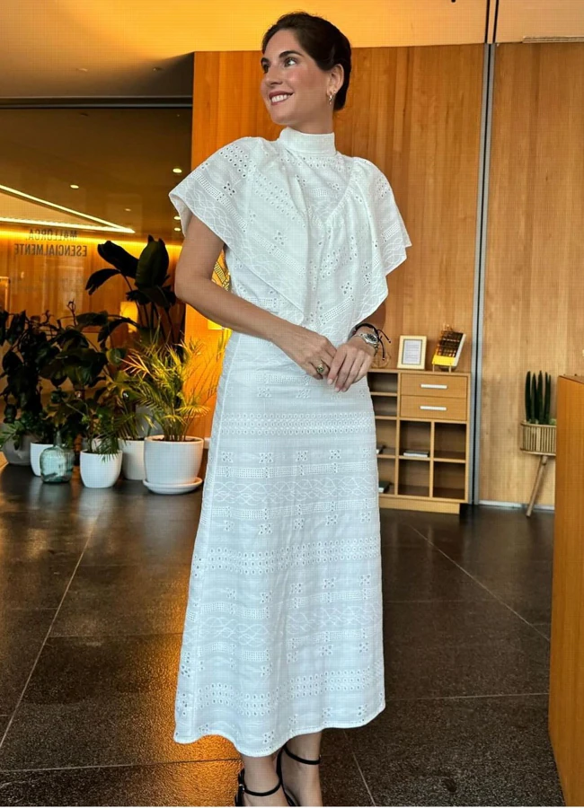 La diseñadora con un vestido blanco de invitada perfecta. INSTAGRAM @LMONTESOFICIAL